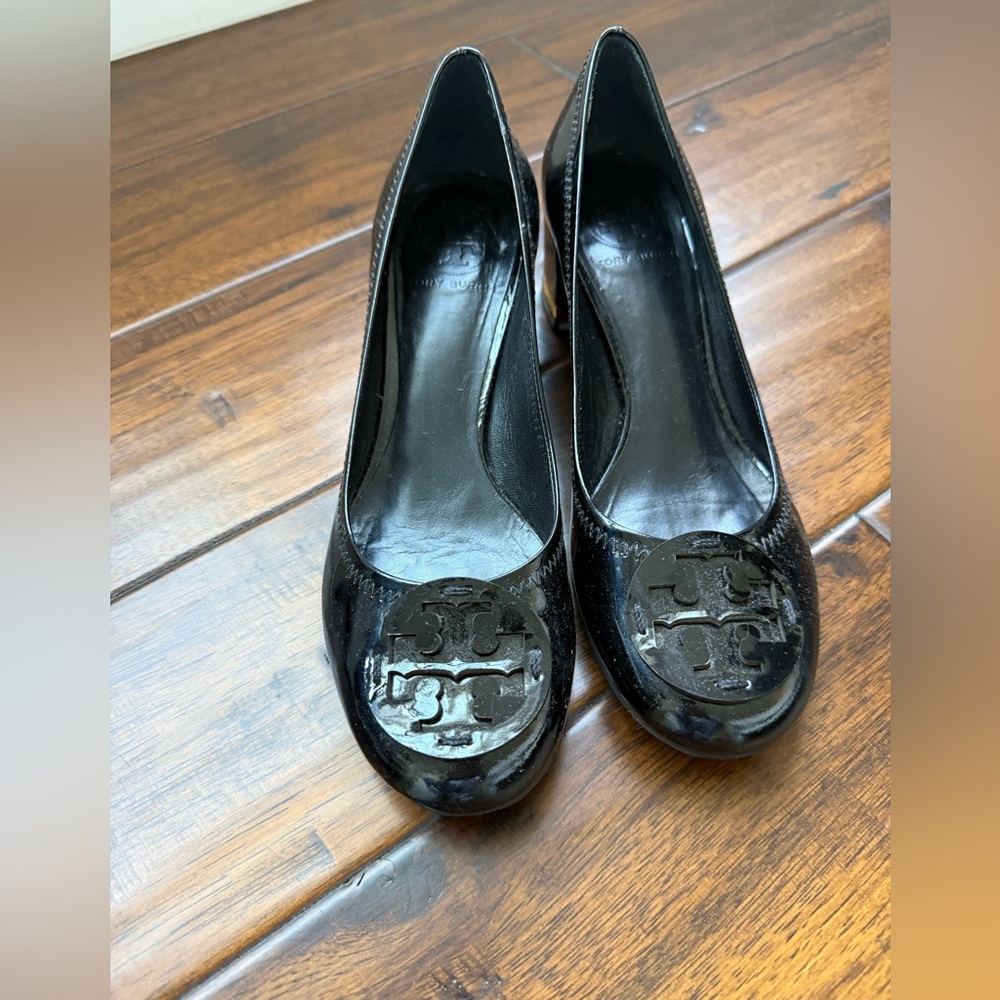 Tory Burch Black Patent Logo Round-Toe Pumps